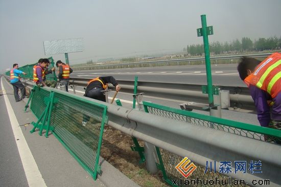 高速公路護欄網-防眩網安裝實例